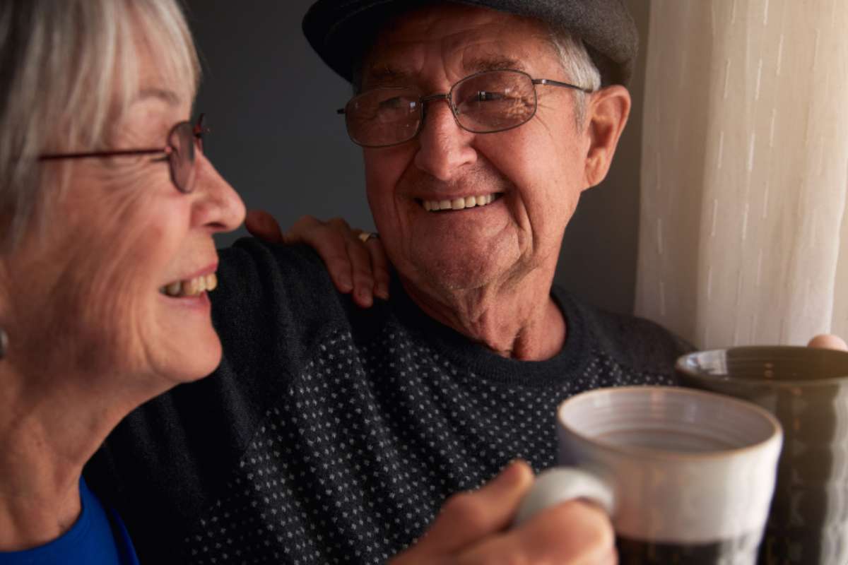 anziani che bevono caffè