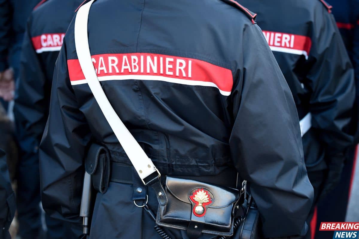 Carabinieri di spalle