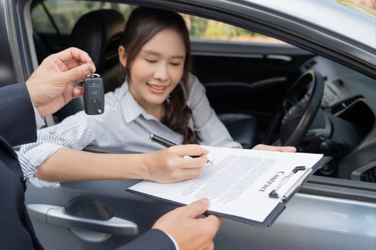 donna noleggia un'auto