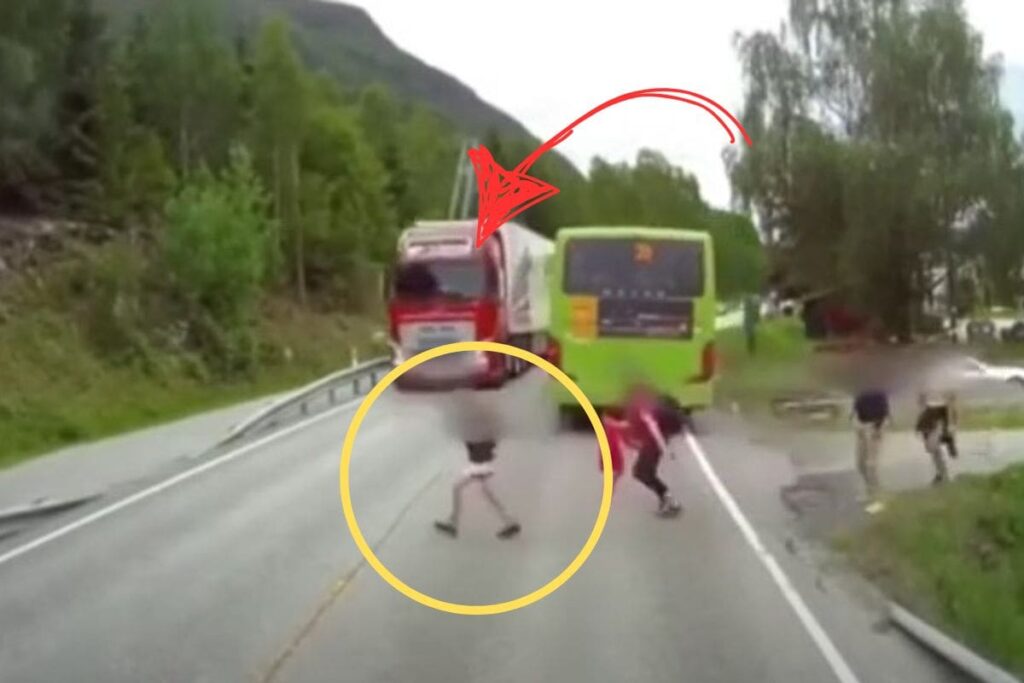 su una strada autobus fermo con i bambini che attraversano e il camion che arriva dalla parte opposta