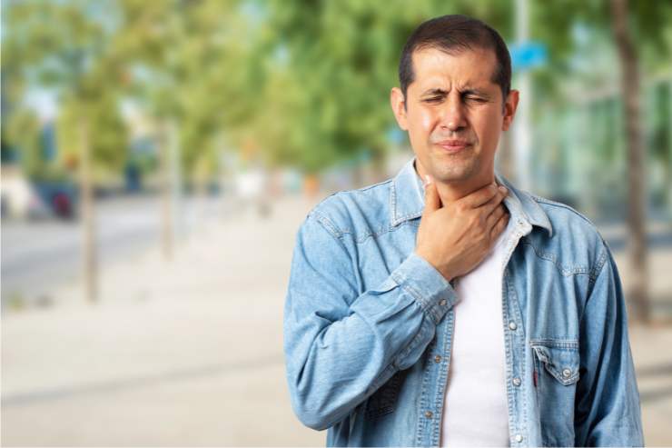 mal di gola causato da stress e alimentazione scorretta